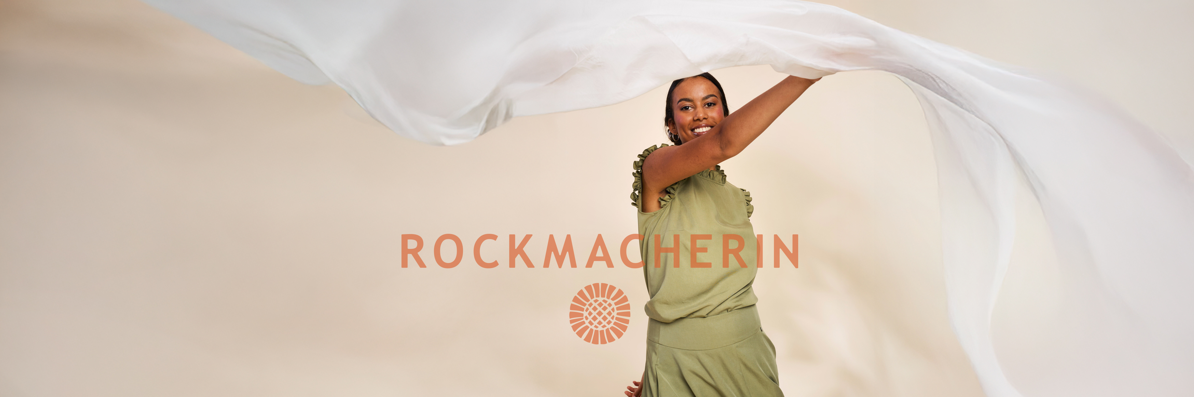 Frau trägt langen hellgrünen Rock mit passender hellgrünen Bluse von Rockmacherin, moderne Interpretation