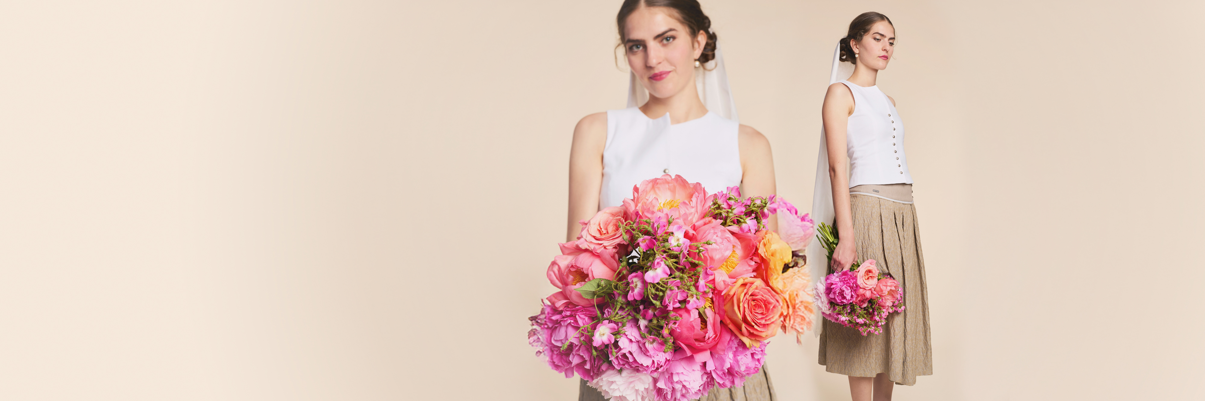 2 mal Model, Blumenstrauß in der Hand, weißen Spenzer und hellen Rock - Hochzeitoutfit