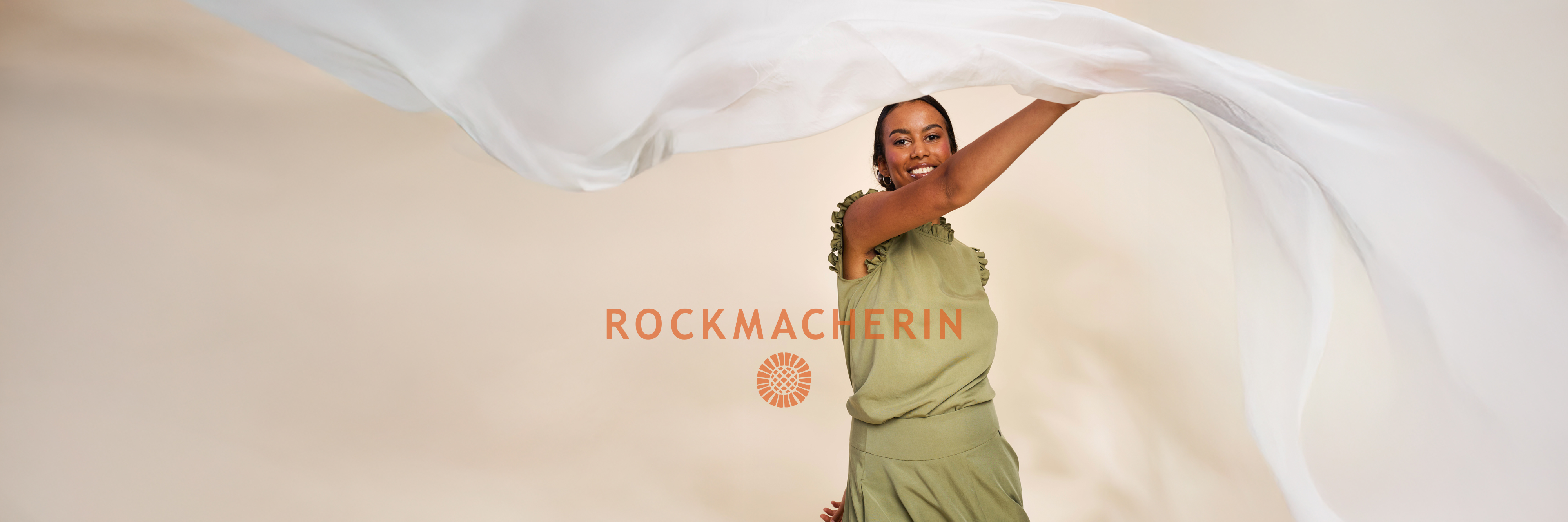 Frau trägt langen hellgrünen Rock mit passender hellgrünen Bluse von Rockmacherin, moderne Interpretation